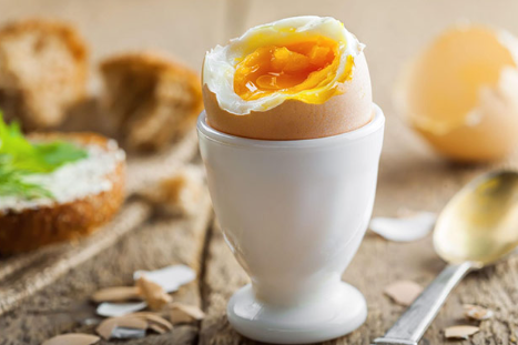 반숙 삶은 계란.