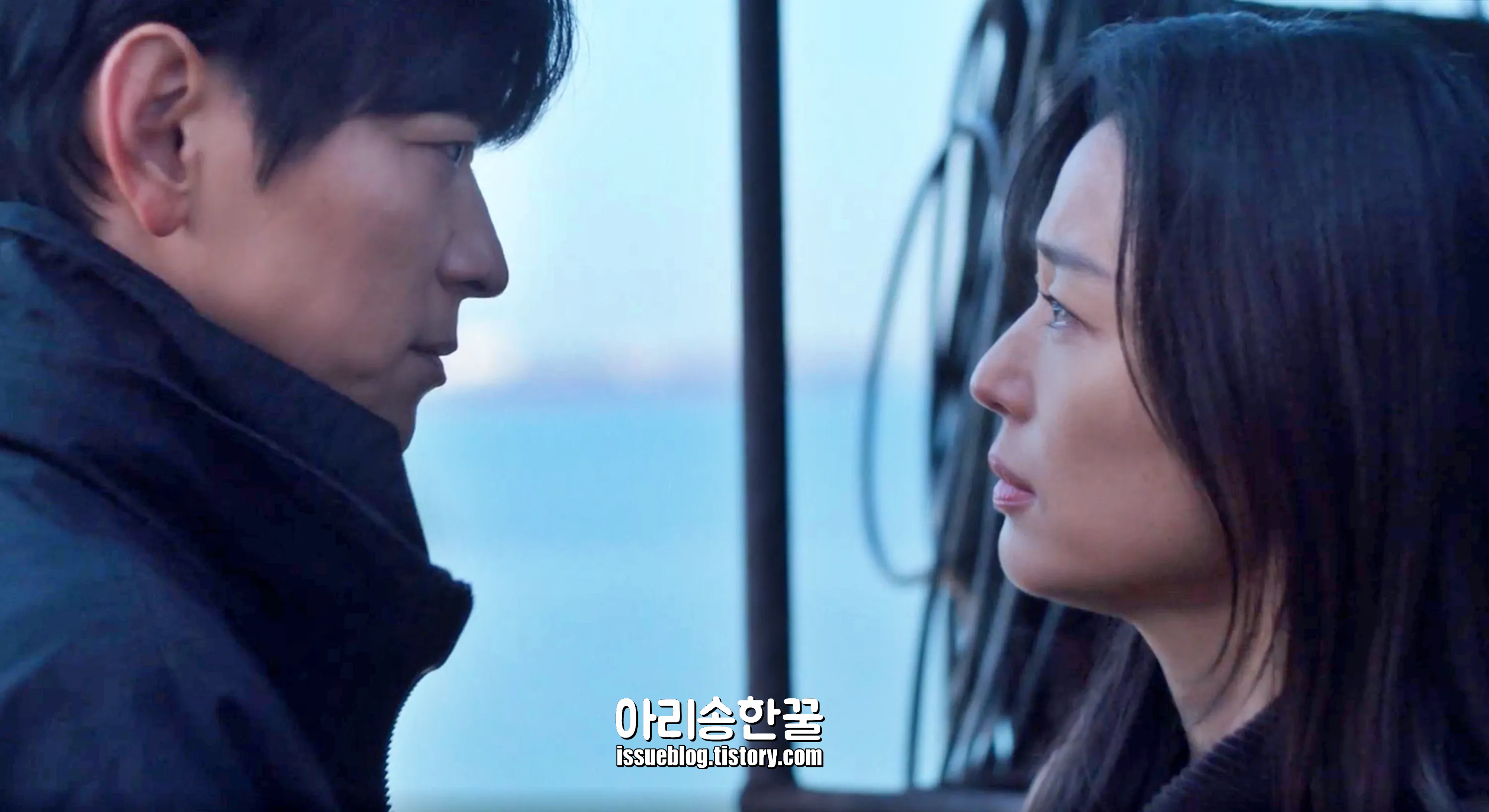 강동원 전지현 서로 마주 보고 있다