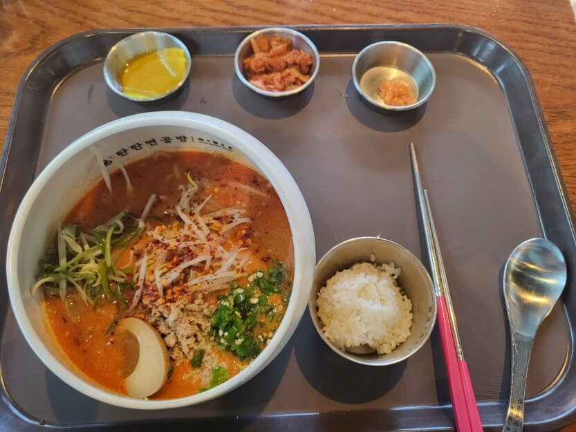 청양탄탄면-공기밥-단무지-볶음김치-간마늘-숟가락-젓가락