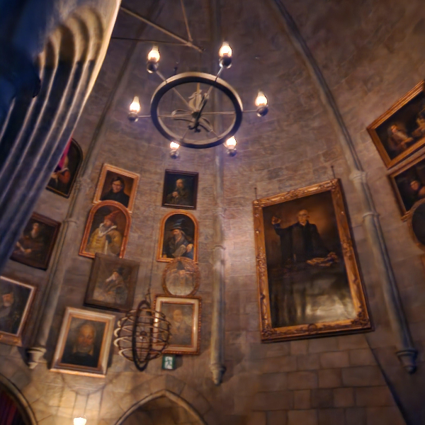 액자가 걸린 헤리포터 호그와트성 내부. 천고가 매우 높다.