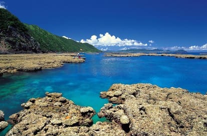 푸른빛의 바닷물과 푸른빛의 하늘이 보인다