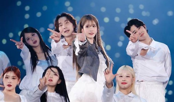 아이유 첫 월드투어 개막