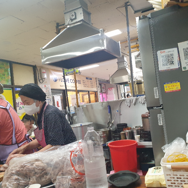 간신이 자리잡은 곳. 주인장과 직원의 움직임이 다 보인다.