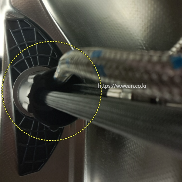 싱크대 하부에 수전이 연결된 사진