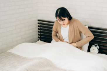 침실에 있는 여성