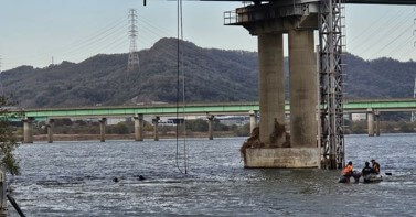 다리-아래에서-수색작업하는-구조대원들