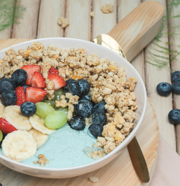 블루베리와 견과류를 곁들인 그릭요거트