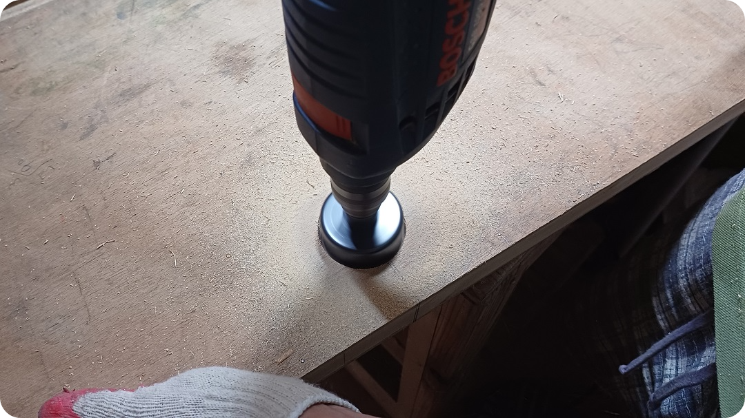 뒷면을-타공하는-모습