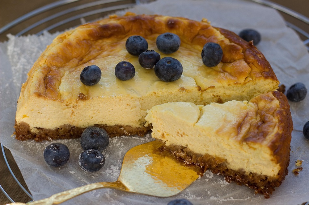 블루베리 토핑한 Basque Cheesecake