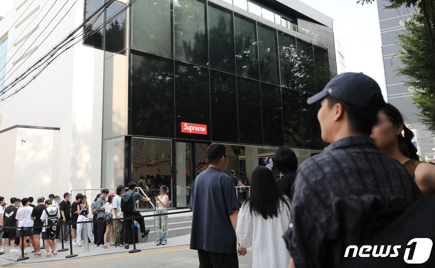 한국 상륙한 슈프림 매장