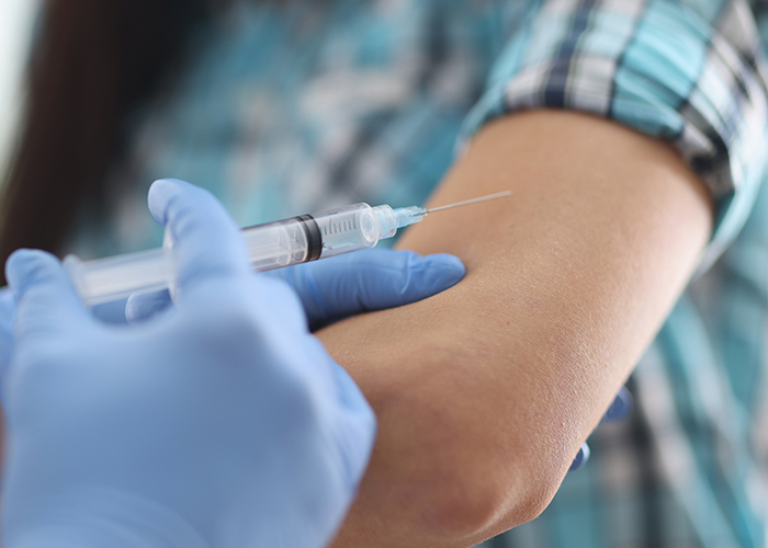 팔에 주사를 맞고 있는 이미지