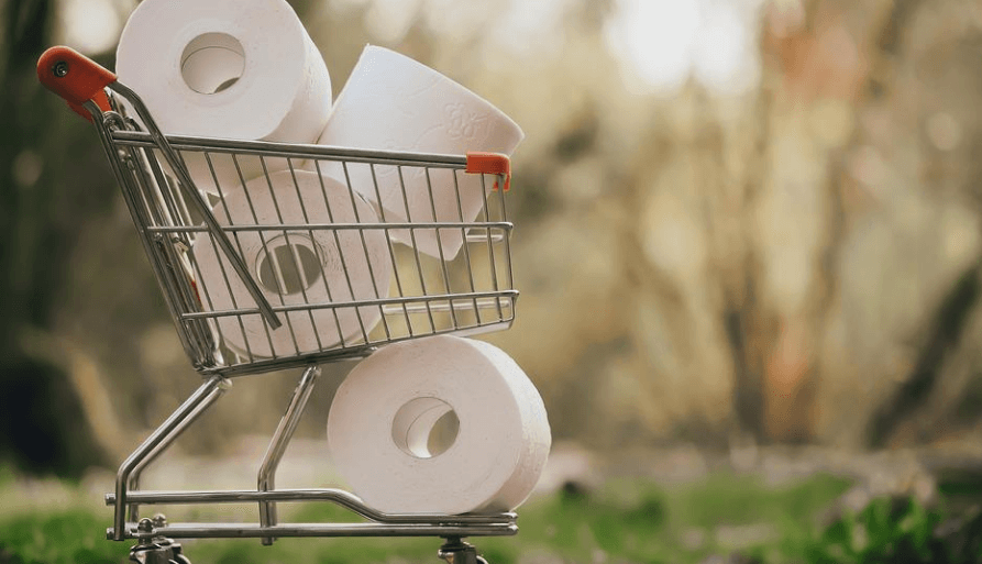 두루마리 화장지를 쇼핑 카트에 가득 담았다