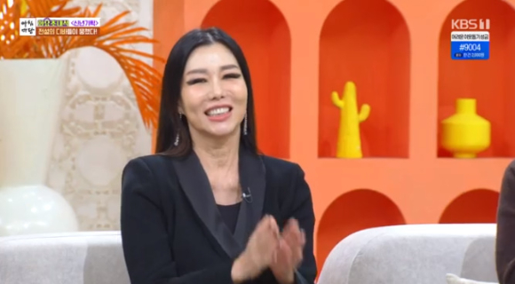 &#39;골든걸스&#39; 박미경이 &#39;아침마당&#39;에 출연해 대화를 나누고 있다. [사진=KBS 방송화면 캡처]