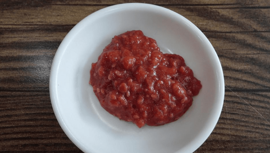 흰 그릇에 담겨져 있는 쌈장