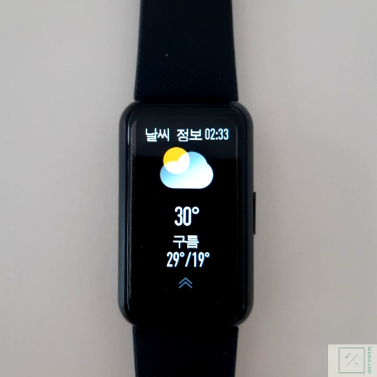 코아워치로 날씨를 확인하고 있습니다.
