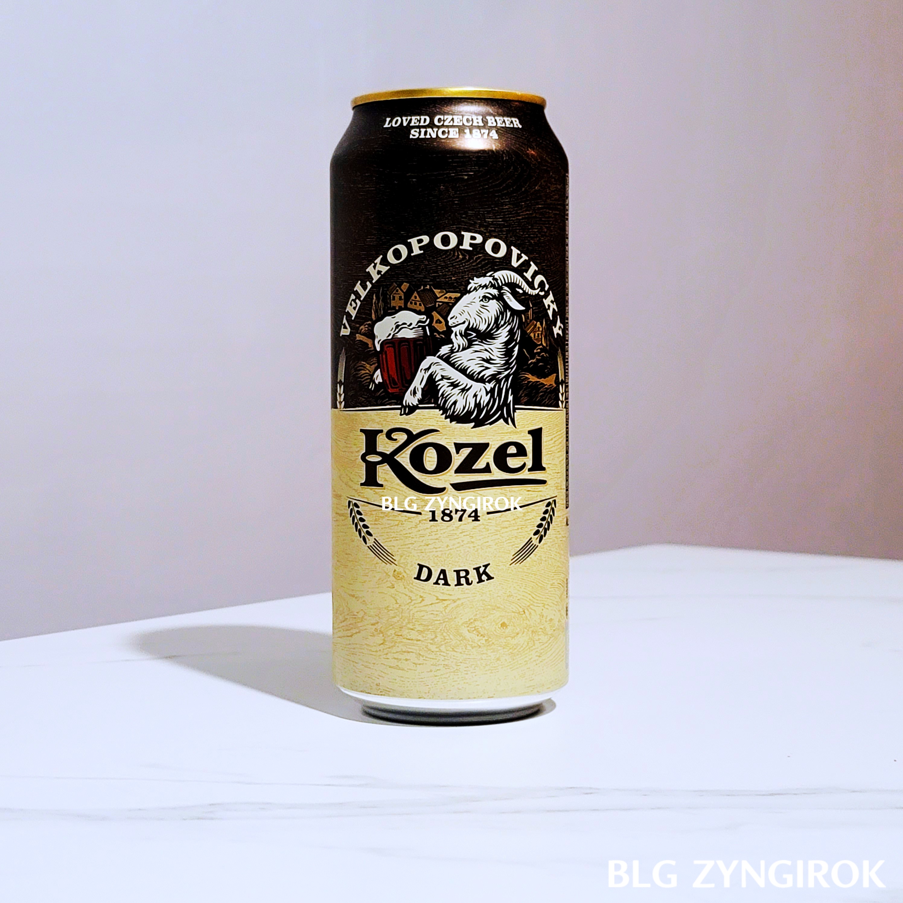 코젤-다크-캔-맥주가-테이블-위에-놓여있다.