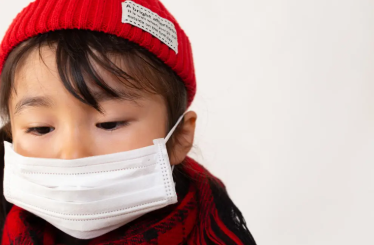 마스크 쓴 여자아이