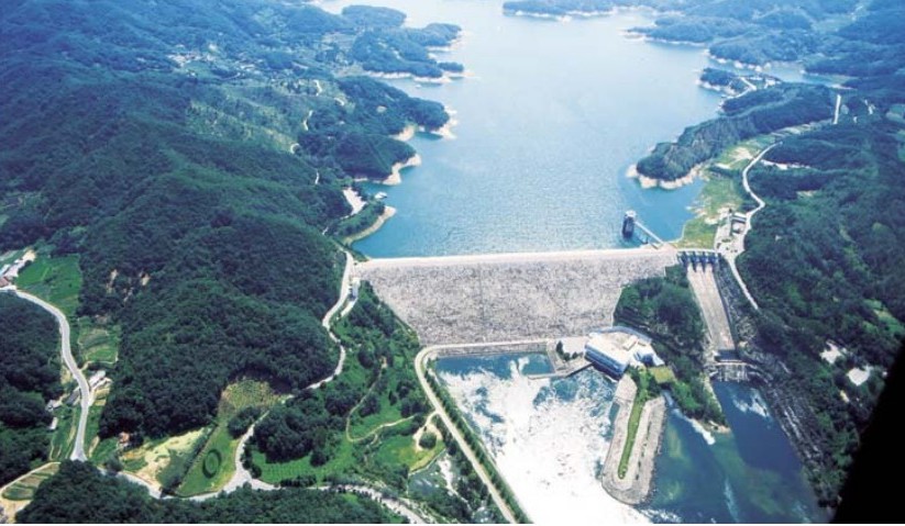 보조여수로가 생기기 전의 안동댐 (사진출처:한국대댐회( Korean National Committee on Large Dams)