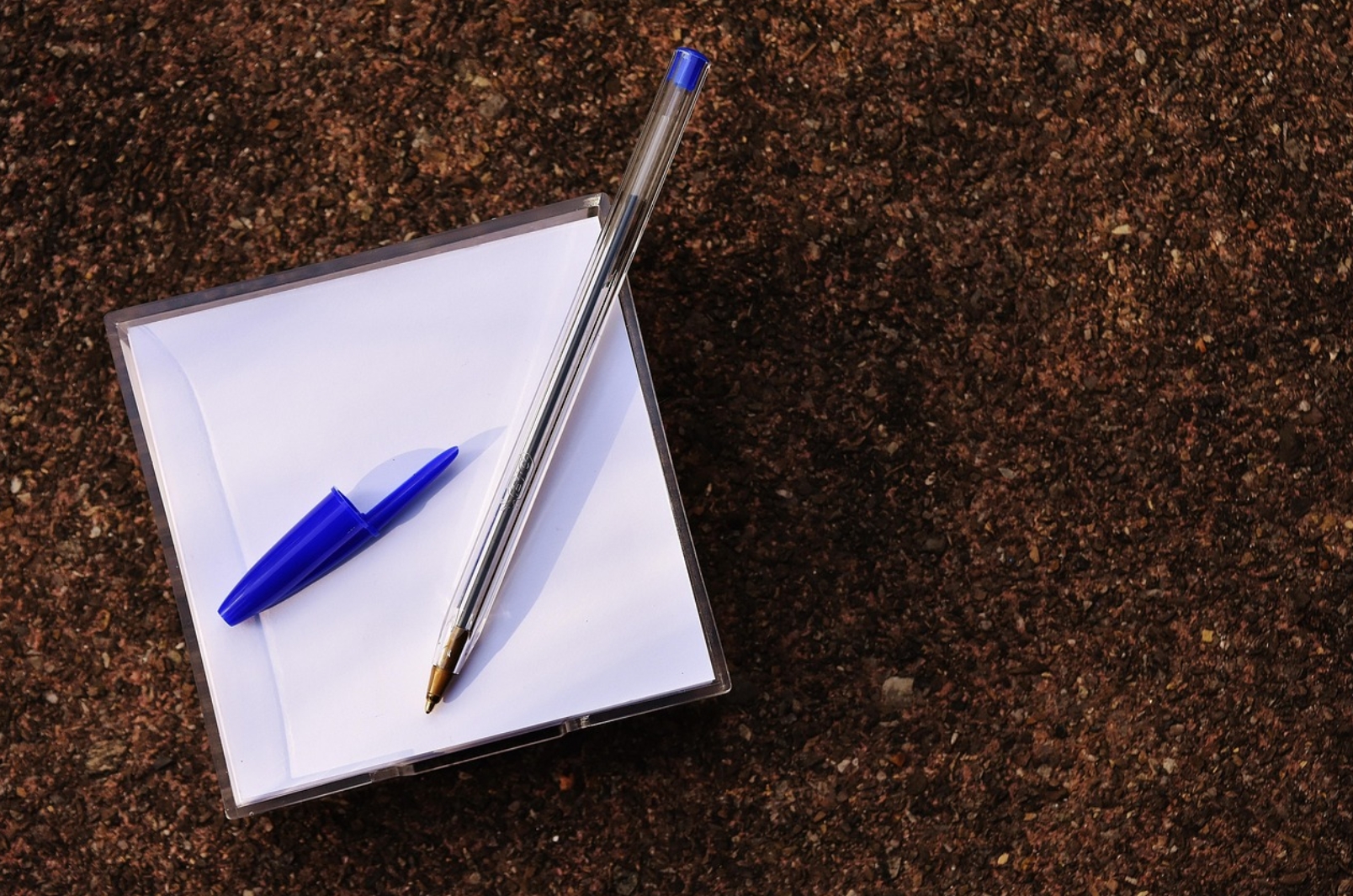 볼펜 뒷부분의 작은 구멍은 왜 뚫려 있을까?