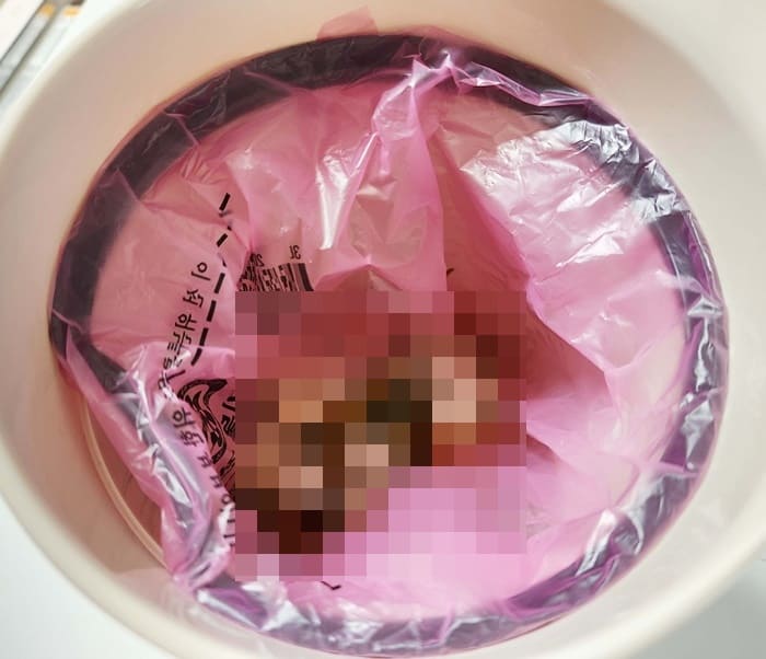 쓰레기통에-음식물을-버린-모습-사진