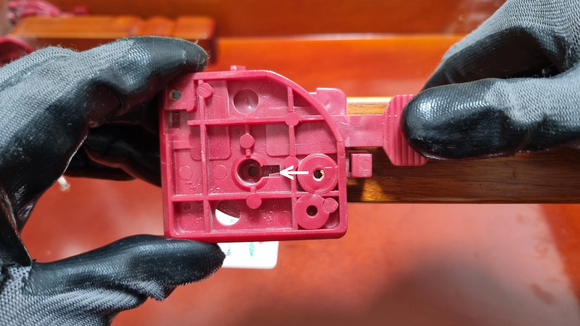 상다리 연결 부품 빼는 모습