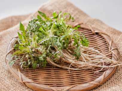 소쿠리에 씻은 냉이