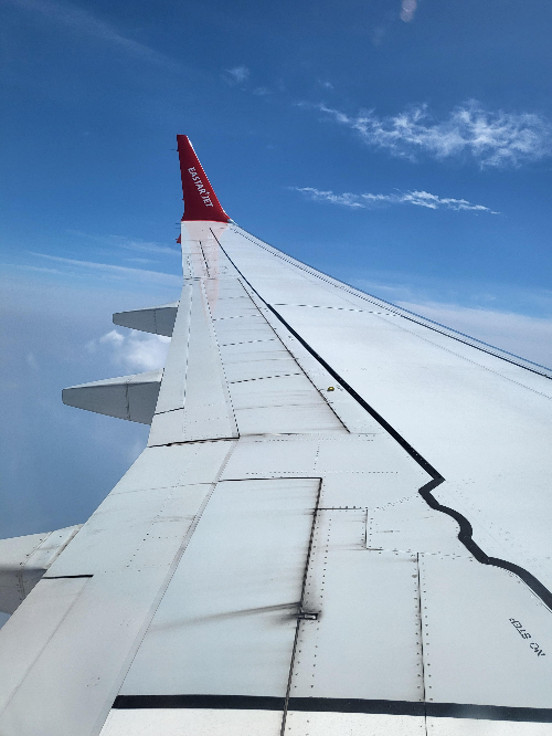 하늘을 나는 비행기 전경사진