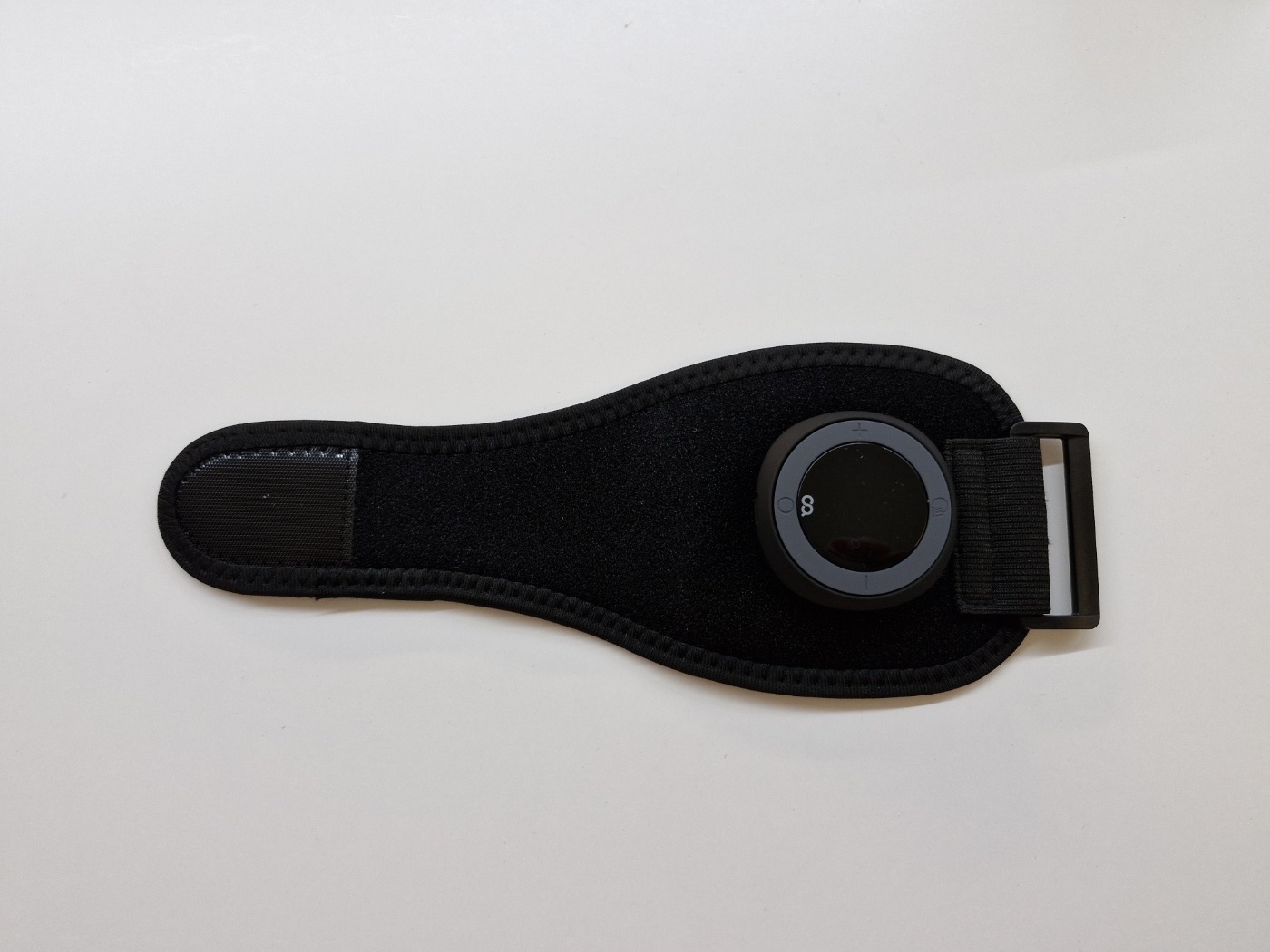 손목에 착용한 히트스팟W 마사지기, 밴드와 메인 제품 결합