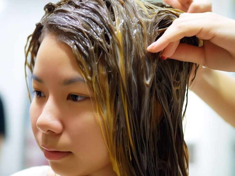 미용실에서 머리를 감고 있는 여성