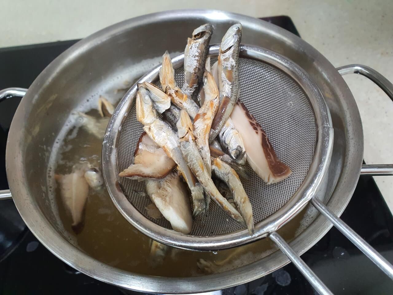 멸치 표고버섯 건져 내는 사진