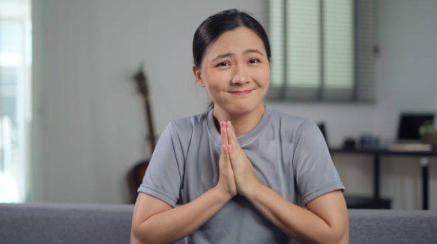스미마셍에 해당하는 사진, 한 사람이 합장하며 미안한 표정이다. 하지만 심각하진 않다.