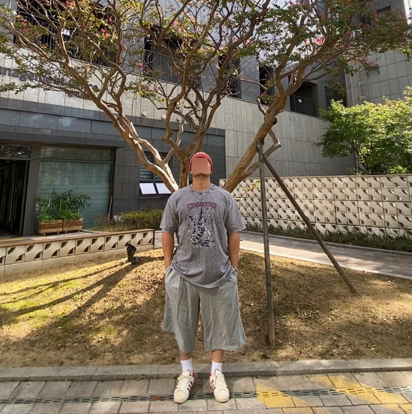 데일리룩('26. 9. 20.)오가프 노르딕패턴 자카드 울 니트 비니, 스탠다드에러 피그먼트 티셔츠, 무신사스탠다드 와이드 버뮤다 팬츠, 갓디스 삭스, 아디다스 슈퍼스타 82레드