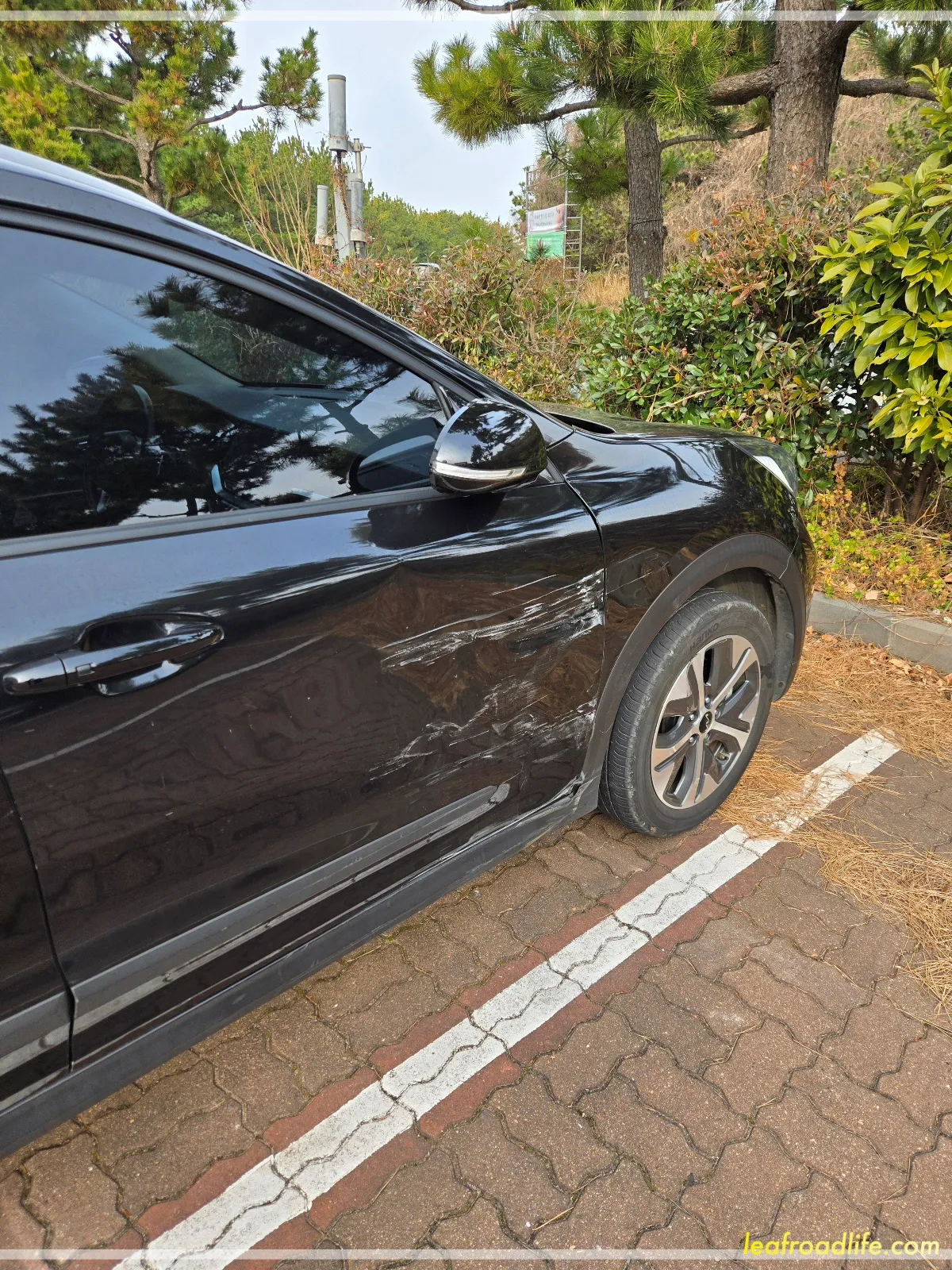 사고난-렌터카-사진-니로플러스-전기차-조수석-문-파손