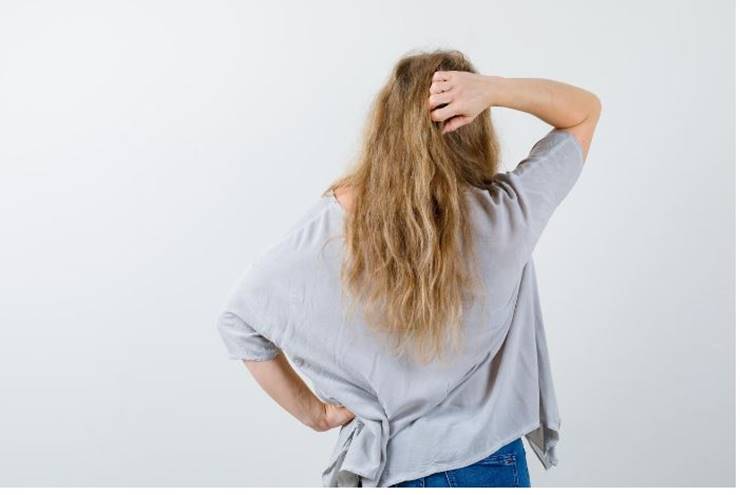 머리를 긁는 여자