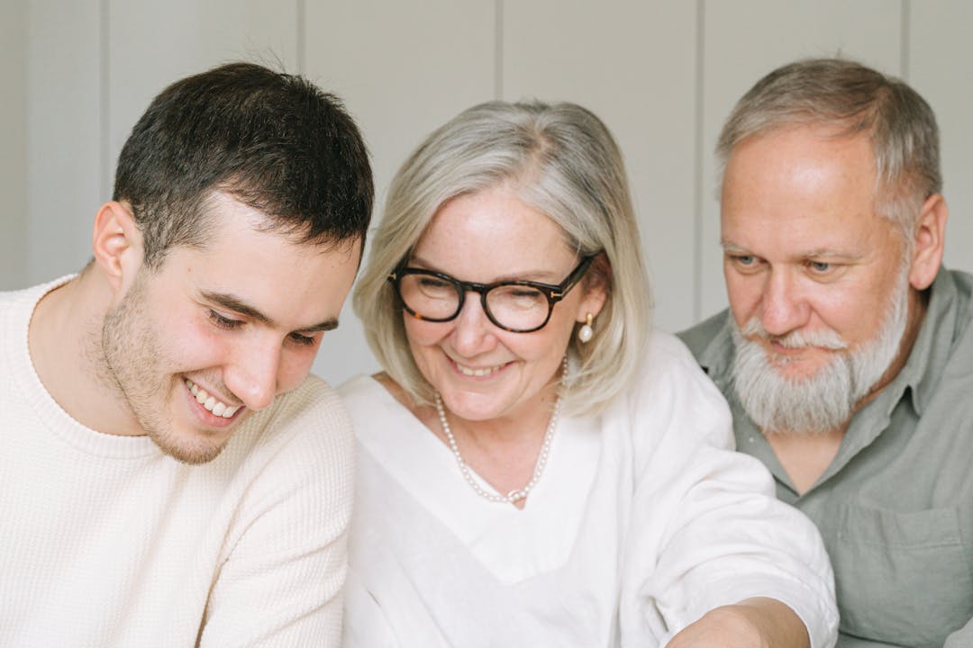 가족과 함께 주택연금 상담을 받고 있는 시니어 부부