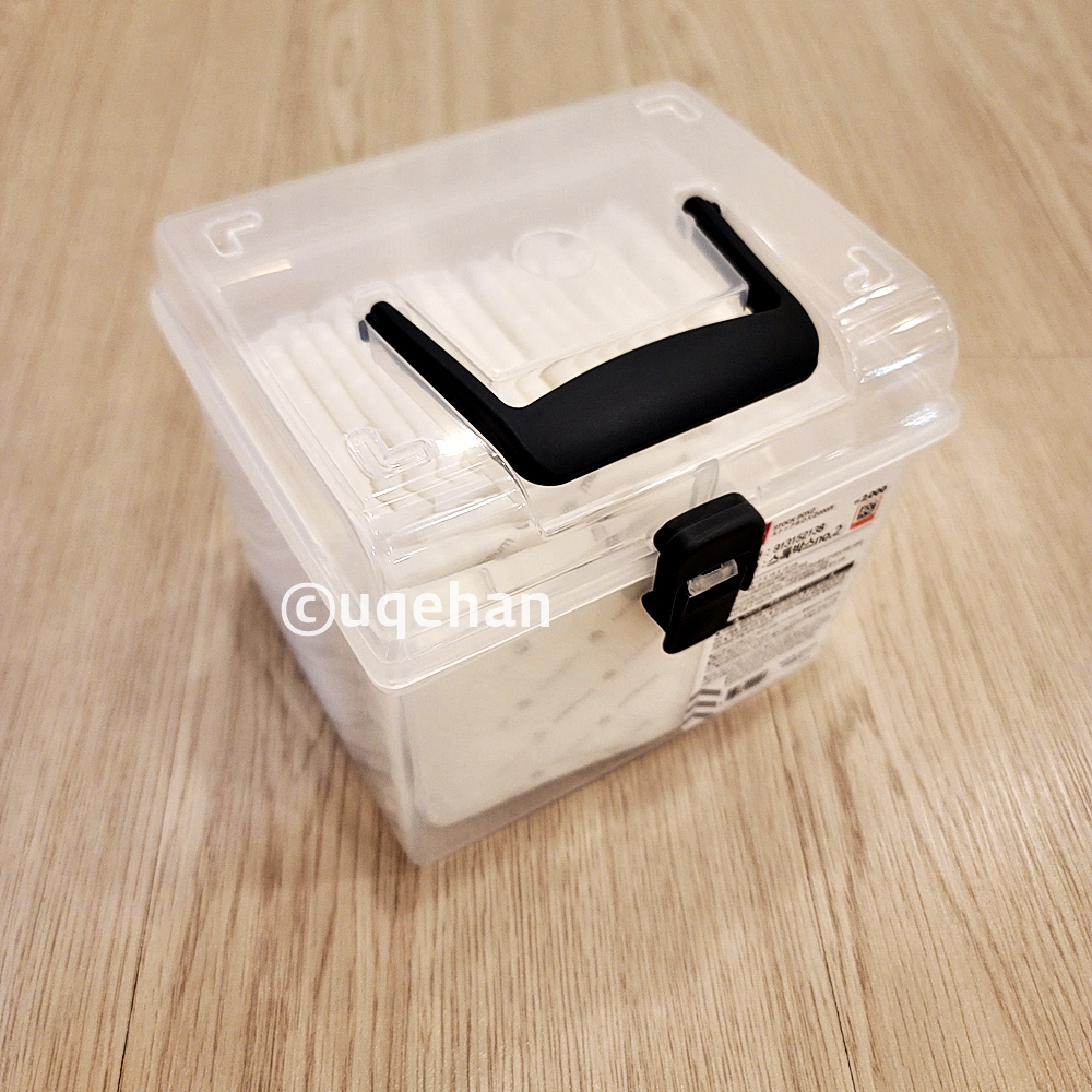 위생용품이 담겨진 스톡박스에 뚜껑이 닫혀져 있다.