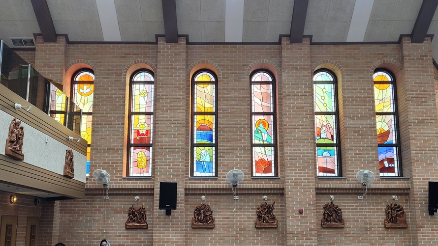 동대동성당 스테인드글라스와 십자가의 길 작품 사진입니다.