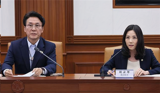 김진아 외교부 제2차관은 2025년 APEC 정상회의 준비를 총괄하며 정부 종합점검회의에서 준비 현황을 직접 보고했습니다. 그는 회의 운영, 정상 의제 조율, 인프라 점검, 문화외교 프로그램 연계 등 전반적인 실무를 조정했습니다. 또한 외교부 준비기획단을 이끌며 각 부처 및 민간과의 협업 체계를 총괄했습니다. 특히 SOM3 회의와 같은 사전 실무 회의의 실질적 준비를 지휘하며 다자외교 실무 책임자로서 역할을 수행했습니다.