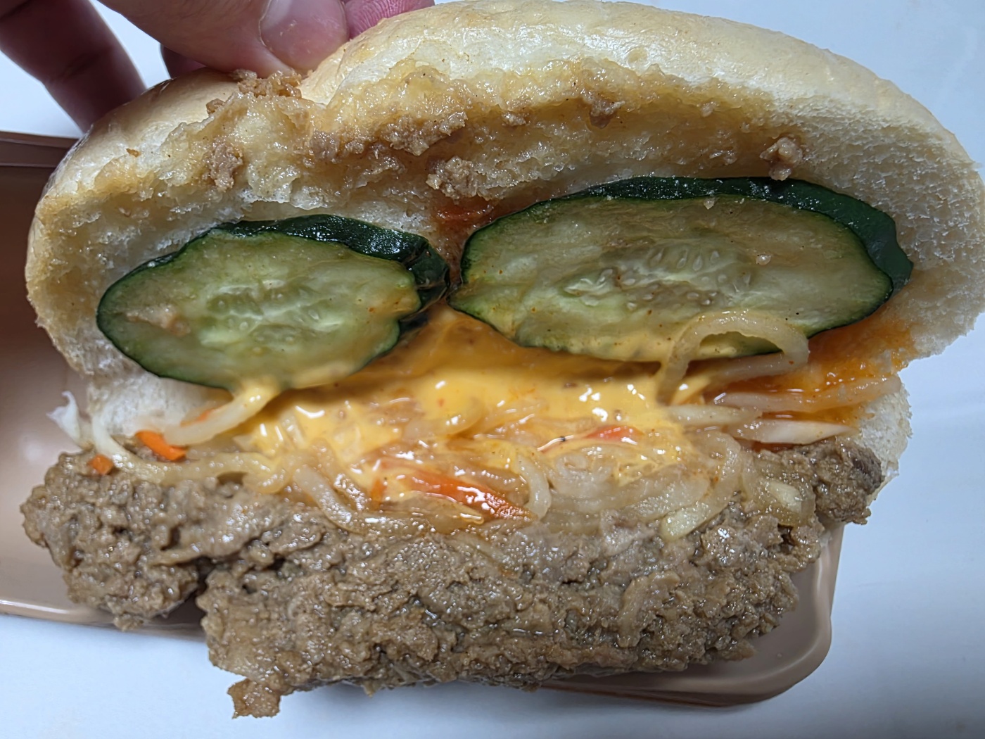 오이·피클·치즈 소스 단면