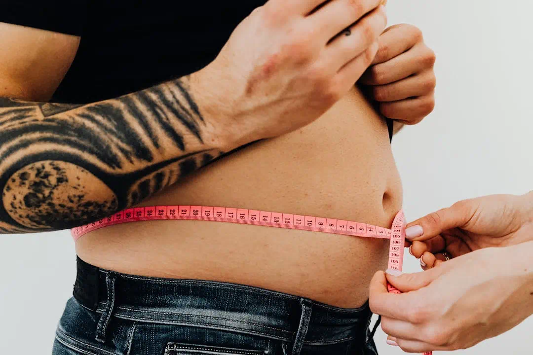 복부미만이 있는 한 남성