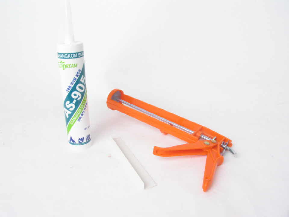 실리콘과-실리콘건과-ㄱ자몰딩사진