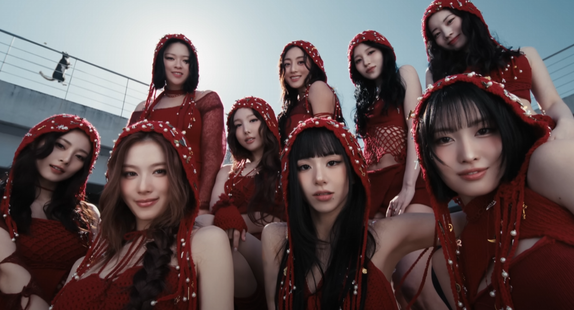 붉은 옷을 입고 등장하는 트와이스 맴버들