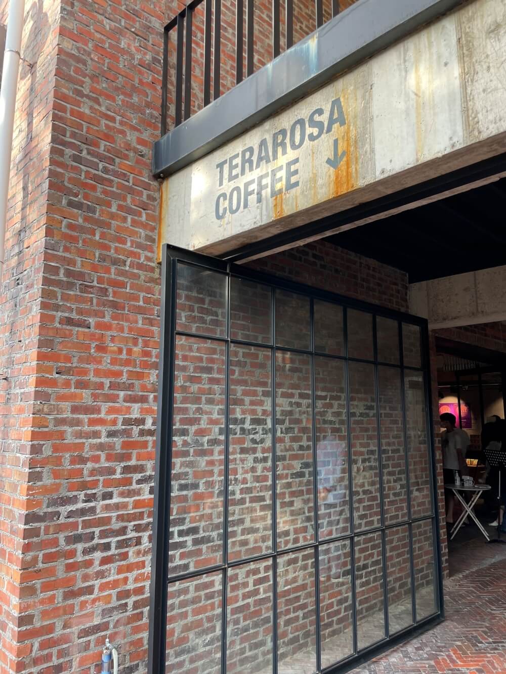 강릉-테라로사-커피공장-본점-입구-통과문-모습