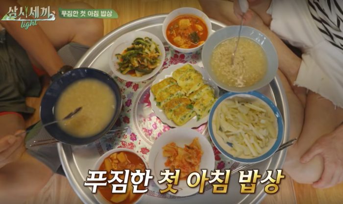 밥상 위에 계란말이&amp;#44; 감자채볶음 등의 요리가 놓여있다