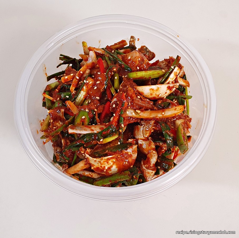 완성된 맛있는 양념게장을 밀폐용기에 담아 놓은 사진