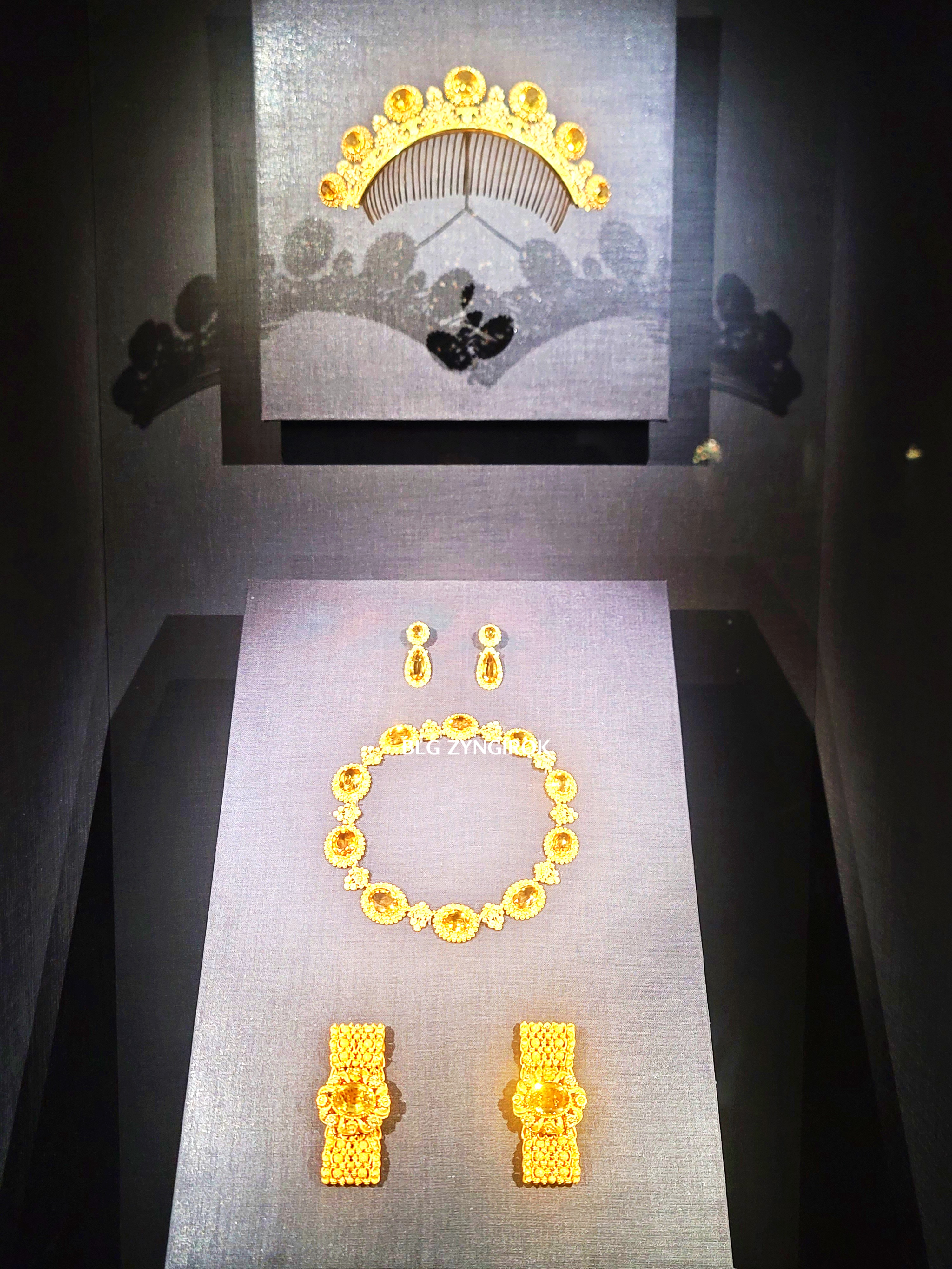 롯데타워 - 롯데뮤지엄 고혹의 보석 매혹의 시간 - 티아라 전시품 모습이다.