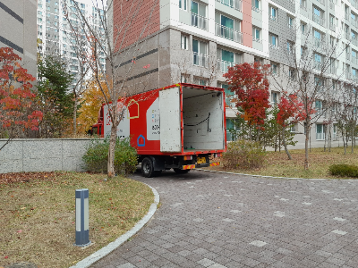 빨간색 이삿짐 차량