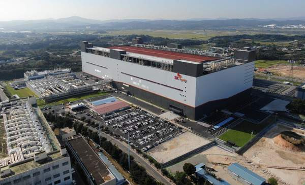 SK하이닉스 사상 최대 실적: 1분기 영업이익 37.6조 기록... OPM 72% '반도체의 제왕' 등극 및 향후 전망