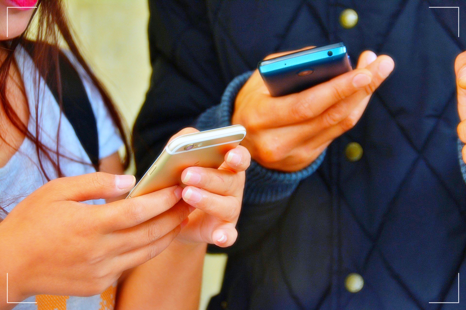 휴대폰하는 사람들 사진