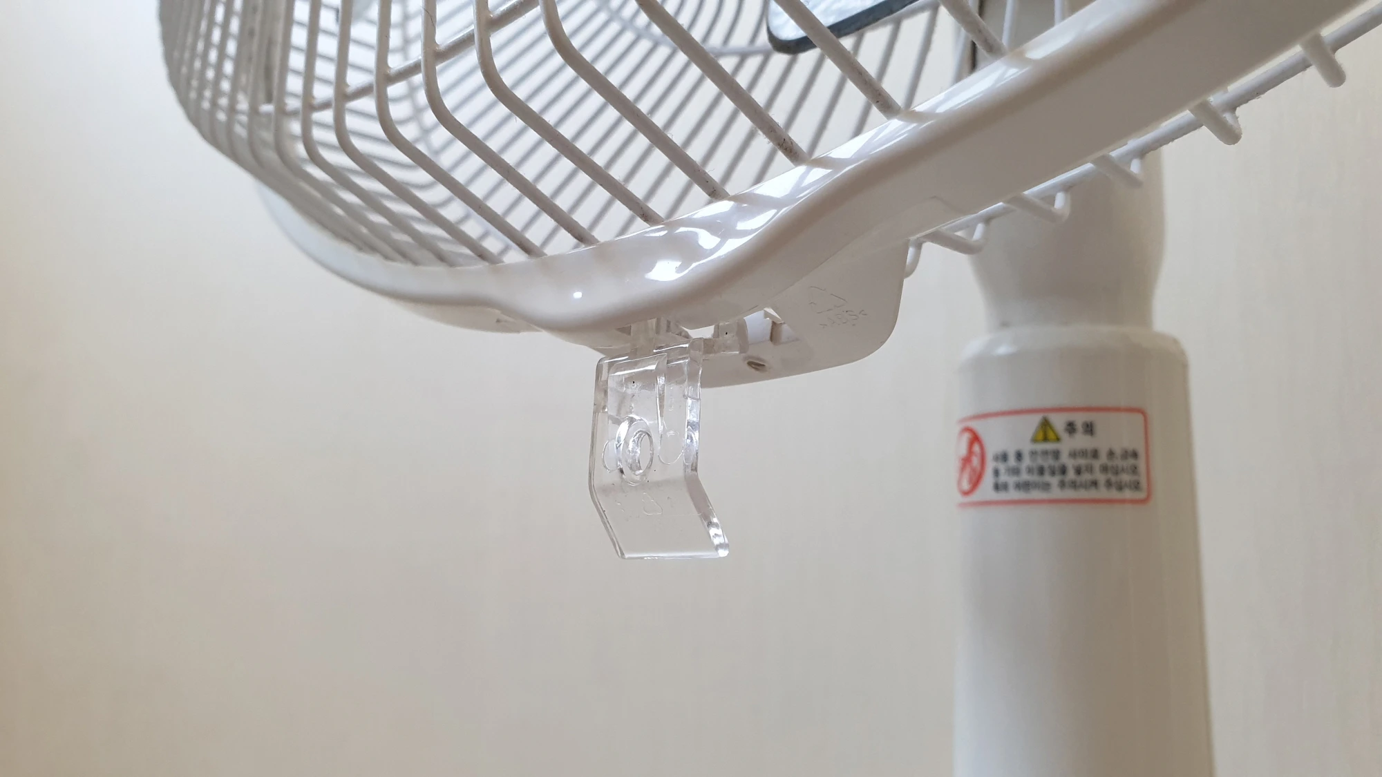 선풍기 망 고정 볼트 푼 모습
